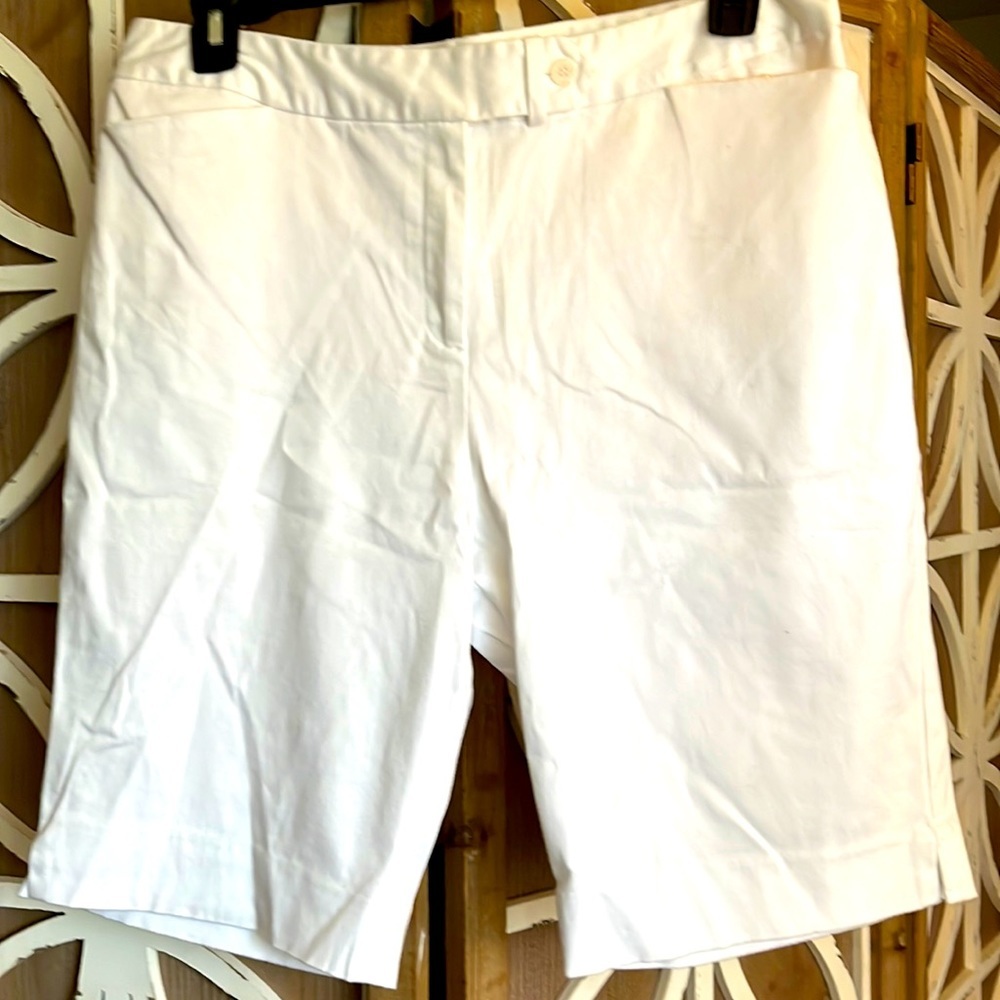 EMMA JAMES WHITE KNEE LENGTH SHORTS​ GUC